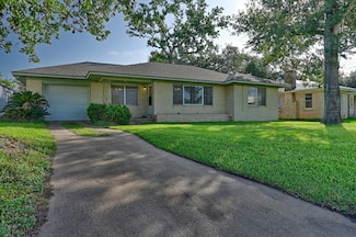 228 E Obryant St, Bellville, TX 77418