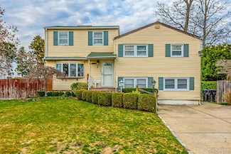 9 Duffin Ave, West Islip, NY 11795