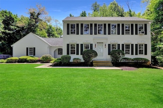 14 Wainscott Ln, East Setauket, NY 11733