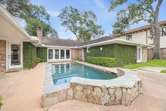 918 Chimney Rock Rd, Houston, TX 77056