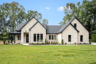 2022 Country Club Dr, Tullahoma, TN 37388