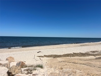 2 3rd St, Wading River, NY 11792
