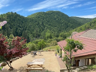 4220 Wards Creek Rd, Rogue River, OR 97537