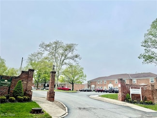 13 Charleston Square, Cleveland, OH 44143