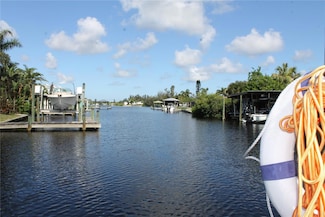 817 Blue Heron Blvd, Ruskin, FL 33570