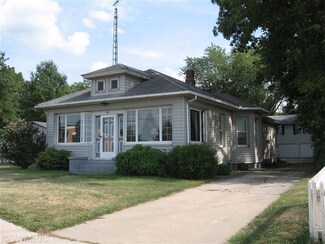 41 Ash St W, Three Oaks, MI 49128