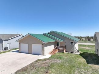 440 1st St NW, Stanley, ND 58784