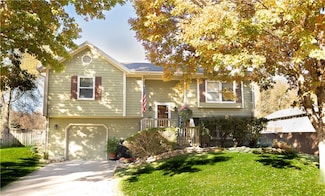 8718 Golden Ln, De Soto, KS 66018