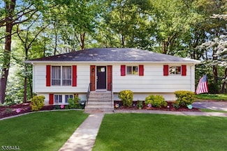 17 Sunset Dr, Randolph, NJ 07869