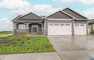 847 Melissa Ave, Harrisburg, SD 57032