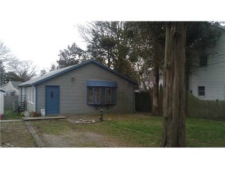6 Anawan Ave, Bristol, RI 02809