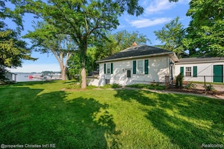 11346 E Shore Dr, Whitmore Lake, MI 48189