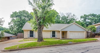104 NE Rosamond St, Burleson, TX 76028