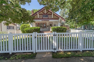 423 E Jefferson St, Winterset, IA 50273