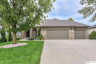 2002 Crest Ridge Dr, Papillion, NE 68133