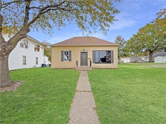 108 E 14th St, Higginsville, MO 64037