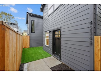 4234 SE Yamhill St Unit B, Portland, OR 97215