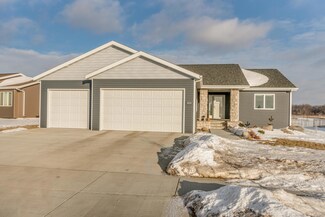 2829 Peach Tree Dr, Bismarck, ND 58504