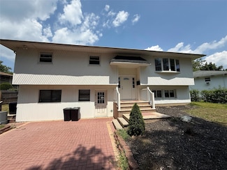 7 Pierre Dr, ComMacK, NY 11725