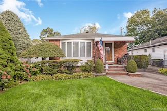 53 Glengariff Rd, Massapequa Park, NY 11762