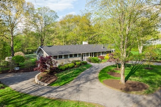 7 Maplecrest Dr, Danbury, CT 06811