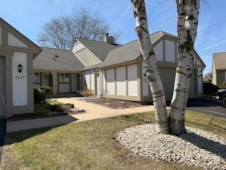 2129 W Raleigh Ct, Mequon, WI 53092