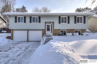 1305 Scott Rd, Papillion, NE 68046