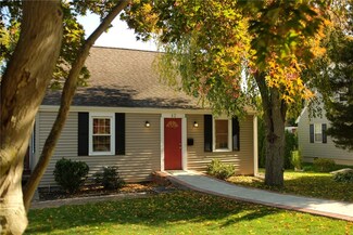 42 Franconia Dr, Cranston, RI 02920