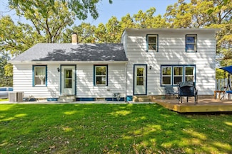 1502 Raymond St, South Elgin, IL 60177