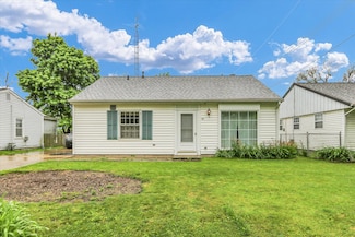 907 E Glenview Dr, Tuscola, IL 61953