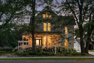 206 5th St S, Stillwater, MN 55082