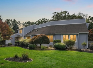 30 Dutchess Dr, Cranston, RI 02921