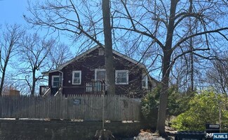 11 Oak St, Haskell, NJ 07420