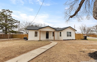 601 W Moore Ave, Devine, TX 78016