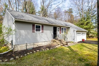 3 Castleberry Dr, Gansevoort, NY 12831