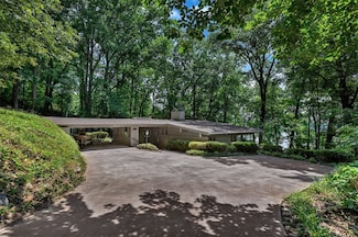 1613 S Arlington Dr, Seneca, SC 29672