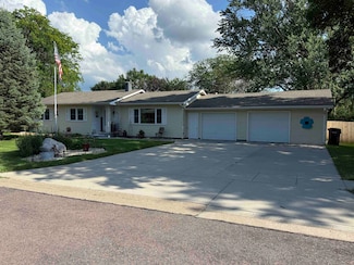803 W 11th St, Yankton, SD 57078
