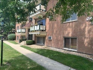 7400 W 111th St Unit 101, Worth, IL 60482