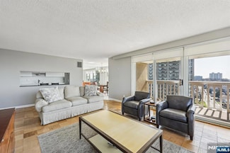 555 North Ave Unit 11F, Fort Lee, NJ 07024