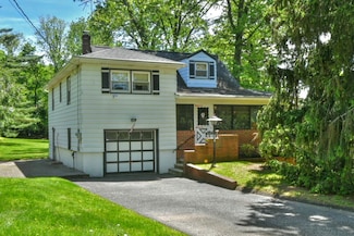 210 Rockland Rd, Pearl River, NY 10965