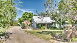181 Leinweber Dr, Leakey, TX 78873