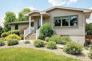 205 Island View Dr, Waverly, IA 50677