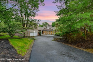 119 Glenmaura Dr, Moosic, PA 18507