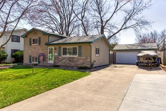 3226 Hillcrest Dr, Des Moines, IA 50310