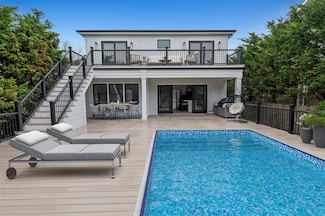 260 Wilmot Rd, Ocean Beach, NY 11770