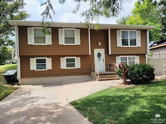 909 Iowa Ave, Pratt, KS 67124