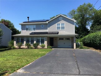 90 Spindrift St, Jamestown, RI 02835