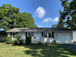 5 Walnut St, Three Oaks, MI 49128