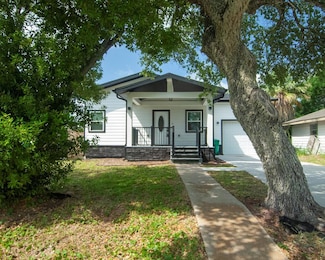 607 W Matlock Ave, Aransas Pass, TX 78336
