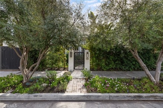8260 Oakwood Ave, Los Angeles, CA 90048